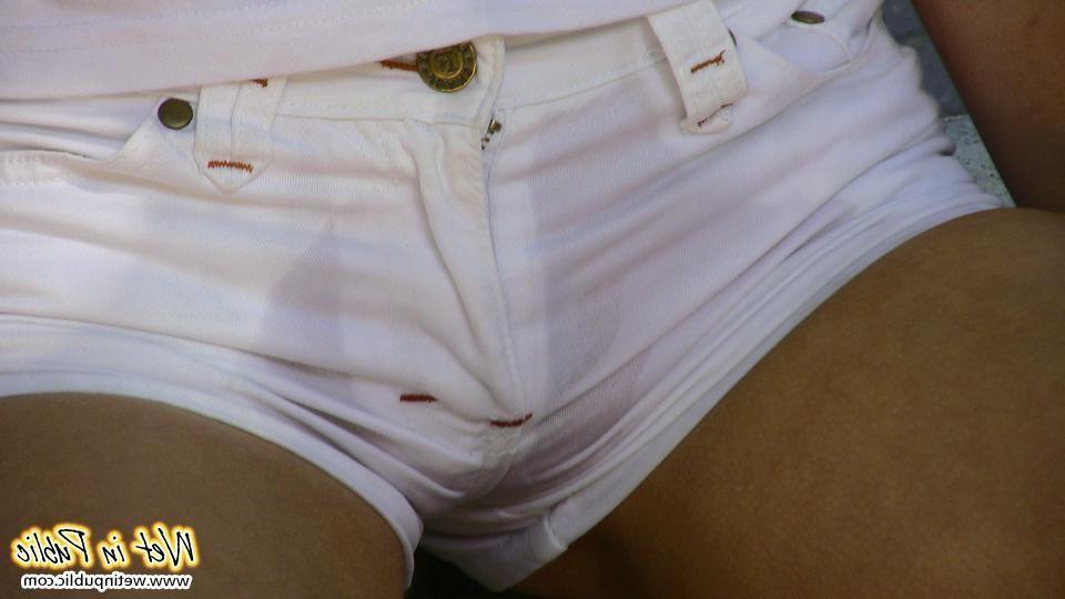 12P Pee necessity in public turned into a huge fail of a cutey in shorts