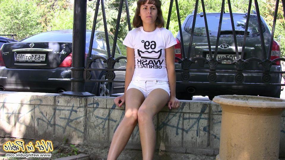 12P Pee necessity in public turned into a huge fail of a cutey in shorts