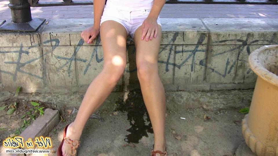 12P Pee necessity in public turned into a huge fail of a cutey in shorts