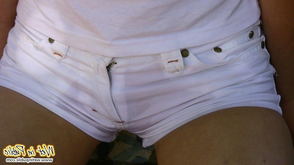 12P Pee necessity in public turned into a huge fail of a cutey in shorts