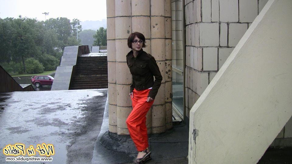 11P A pee stream splashing from a pussy in the red pants right in public