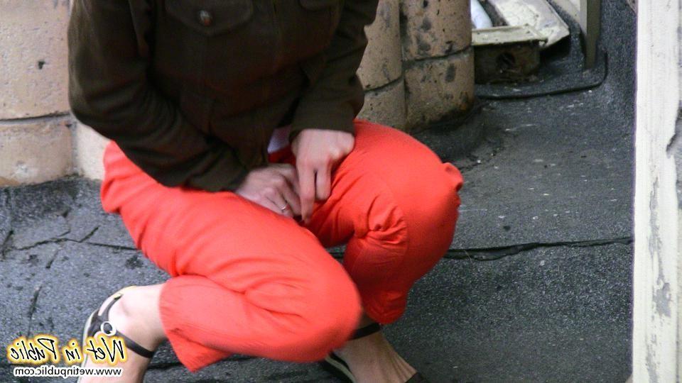 11P A pee stream splashing from a pussy in the red pants right in public