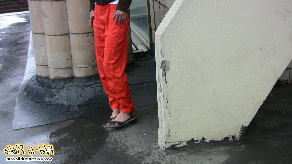 11P A pee stream splashing from a pussy in the red pants right in public