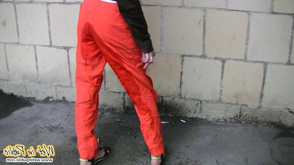 11P A pee stream splashing from a pussy in the red pants right in public