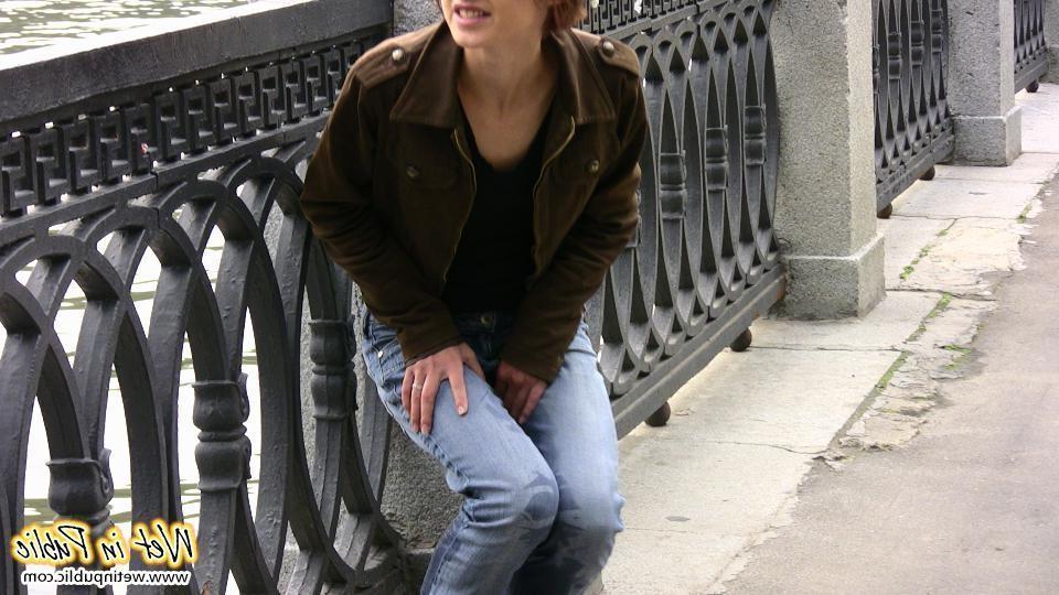 12P Off-putting public glances making a pissed girl feel fucking confused