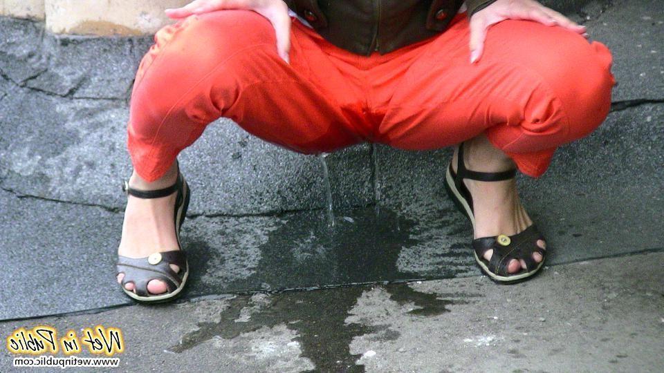 15P Short-hair gal in glasses pisses in her red pants under people glances