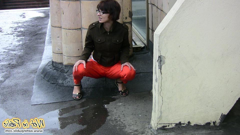 15P Short-hair gal in glasses pisses in her red pants under people glances