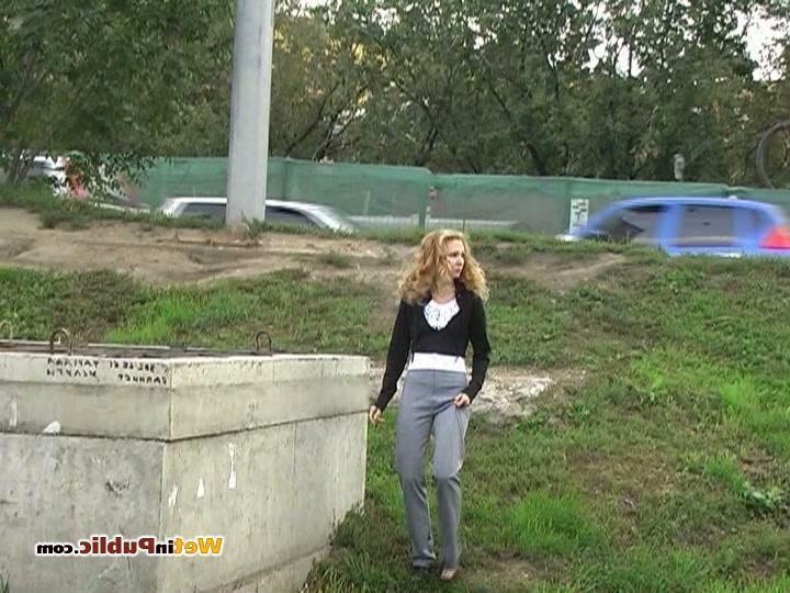 15P Blondie can not hold urine in and pisses in her grey pants in public