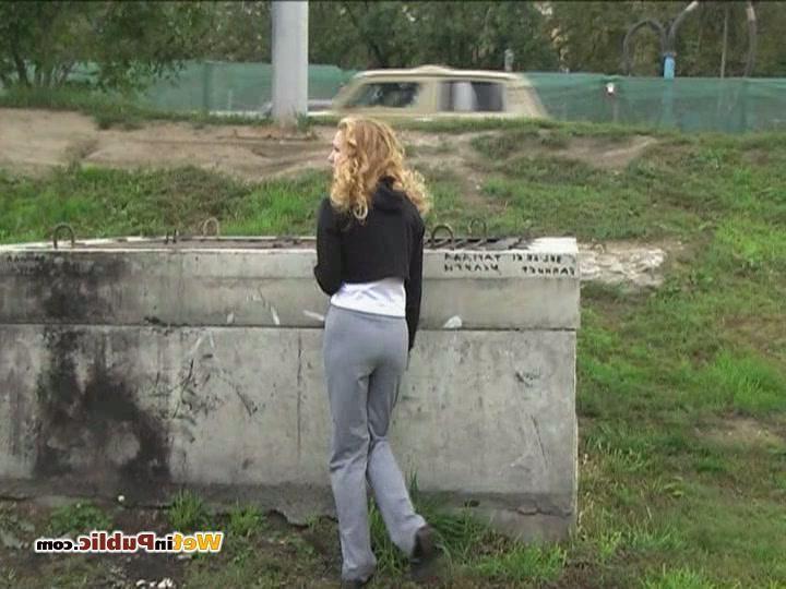 15P Blondie can not hold urine in and pisses in her grey pants in public
