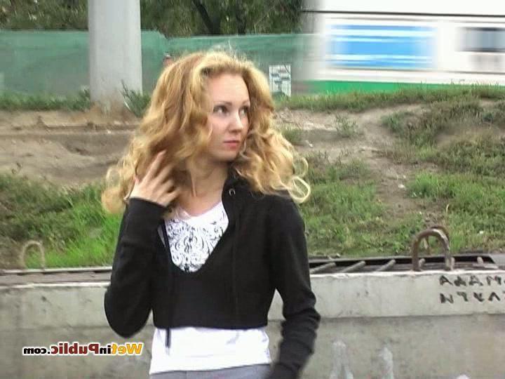 15P Blondie can not hold urine in and pisses in her grey pants in public