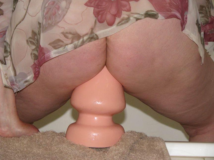 17P huge dildo in actions