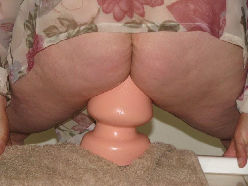 17P huge dildo in actions