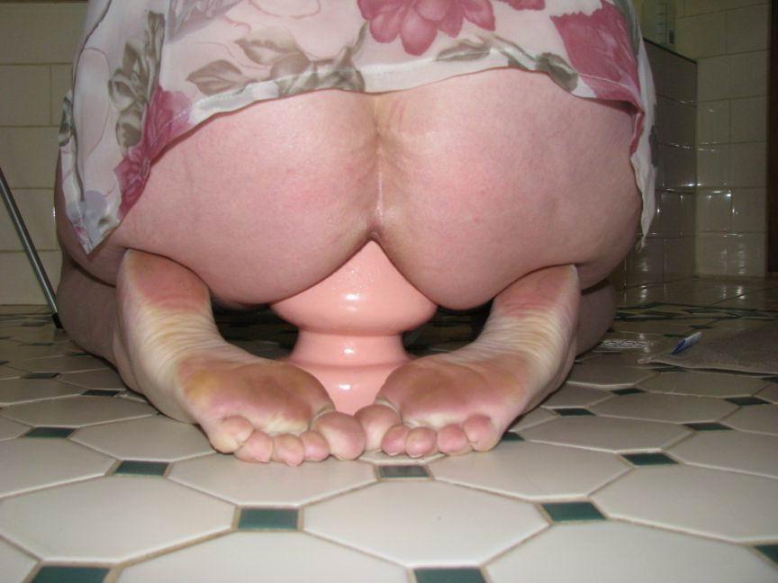 17P huge dildo in actions