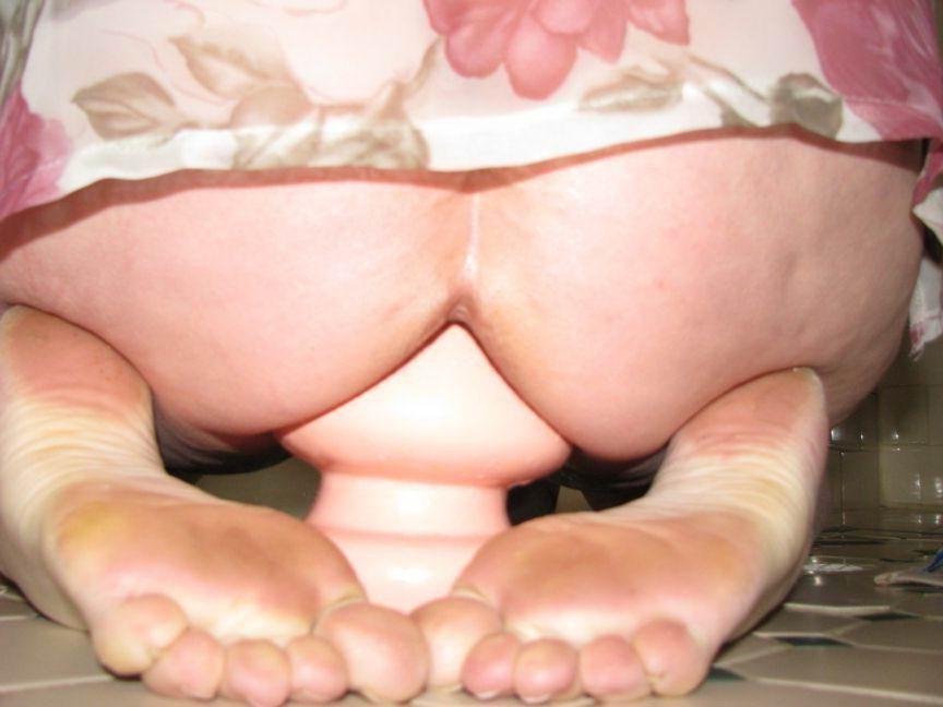 17P huge dildo in actions