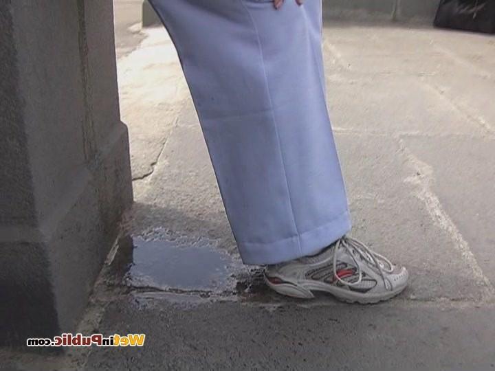 15P Off-putting public piss fail of a cutie who wanted to pee desperately
