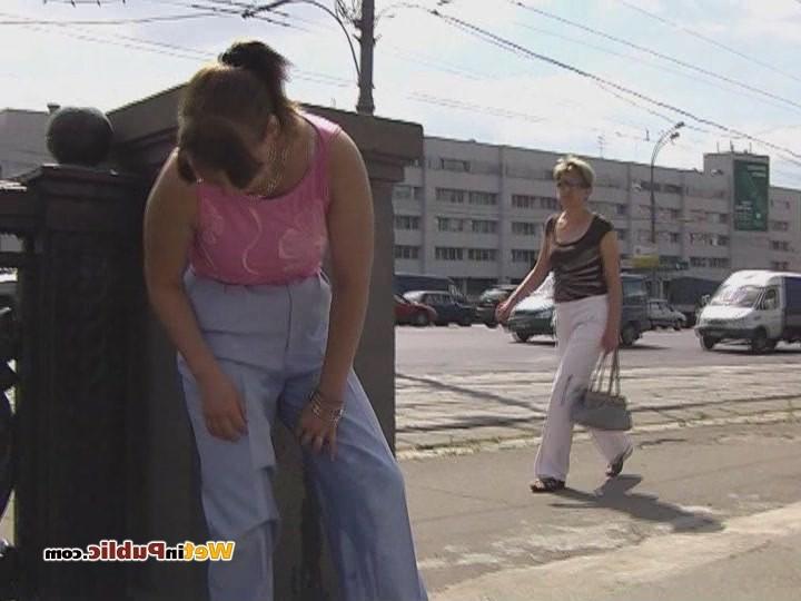 15P Off-putting public piss fail of a cutie who wanted to pee desperately