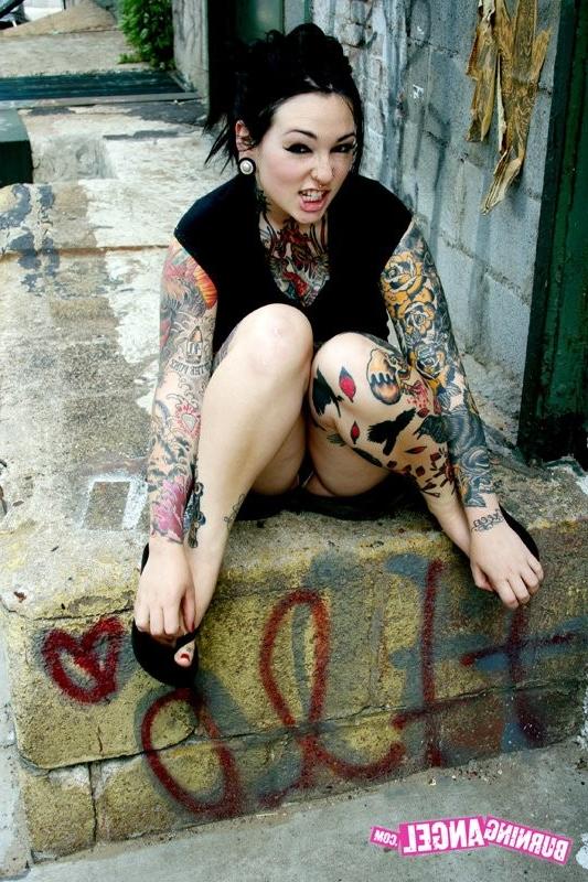12P Tattooed Emo Tramp Flashing Pussy In The Back Alley