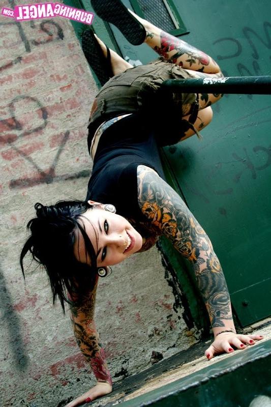 12P Tattooed Emo Tramp Flashing Pussy In The Back Alley