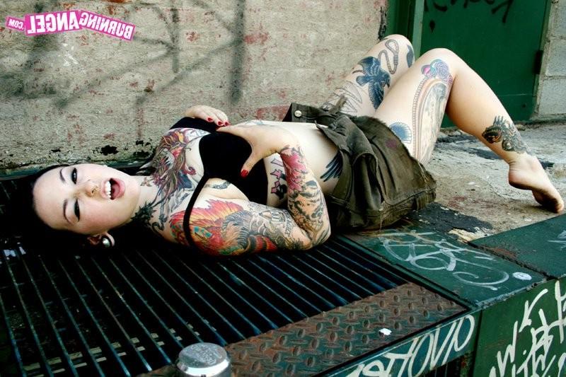 12P Tattooed Emo Tramp Flashing Pussy In The Back Alley