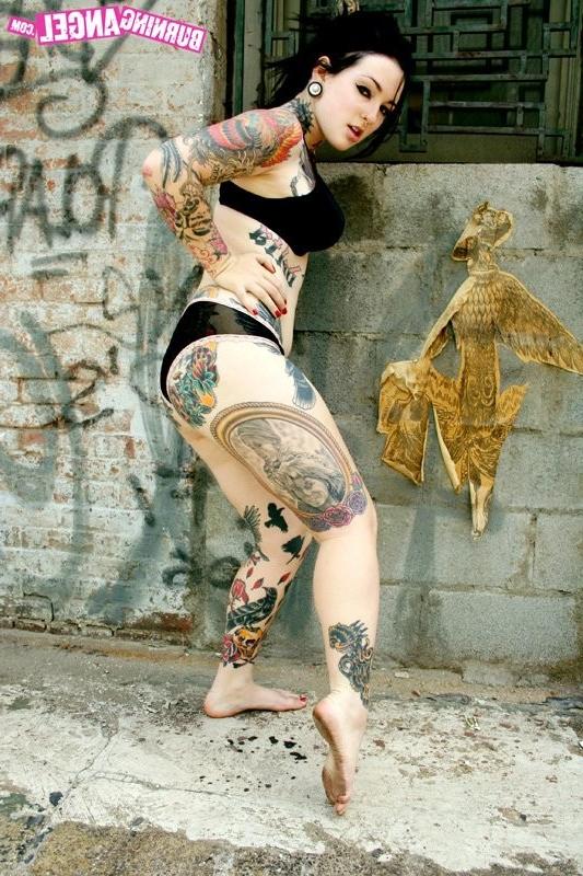 12P Tattooed Emo Tramp Flashing Pussy In The Back Alley