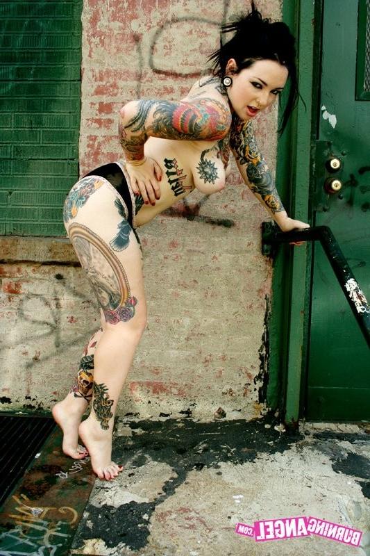 12P Tattooed Emo Tramp Flashing Pussy In The Back Alley