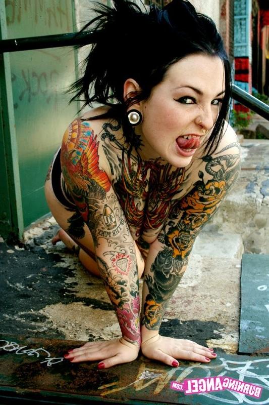 12P Tattooed Emo Tramp Flashing Pussy In The Back Alley
