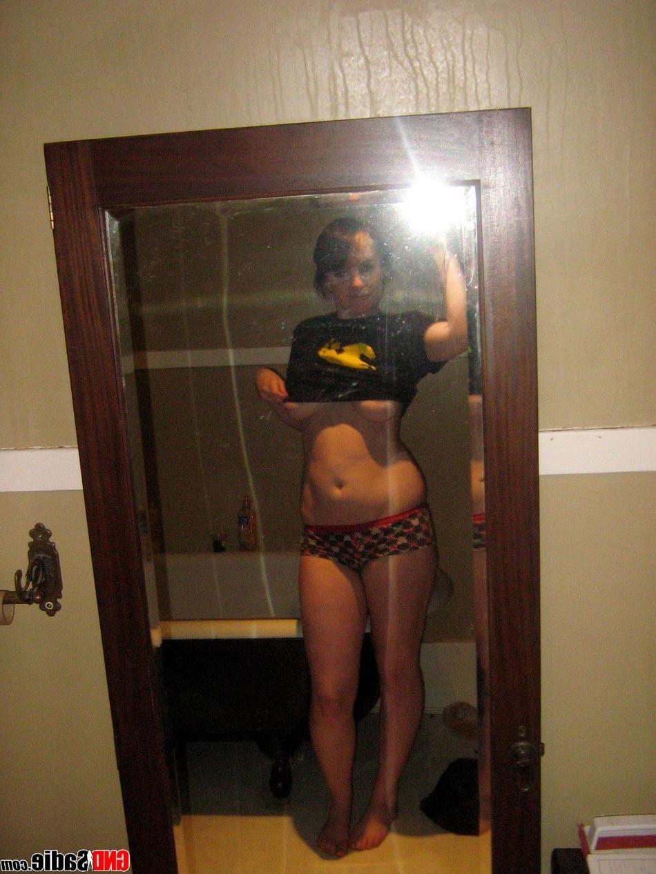 16P Alt punk girl Sadie strips self pics