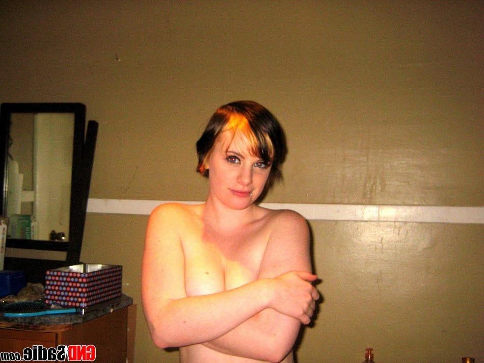 16P Alt punk girl Sadie strips self pics