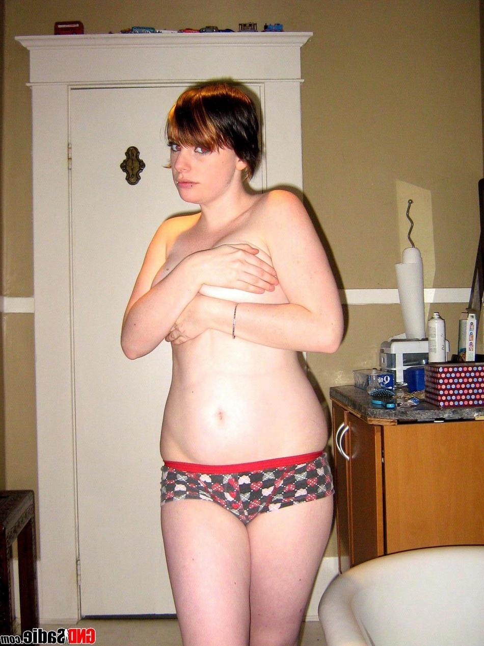 16P Alt punk girl Sadie strips self pics