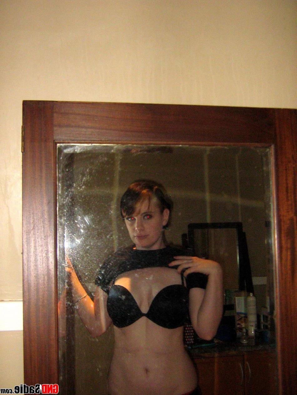 16P Alt punk girl Sadie strips self pics
