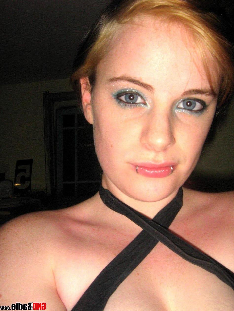 16P Alt punk girl Sadie boob tease