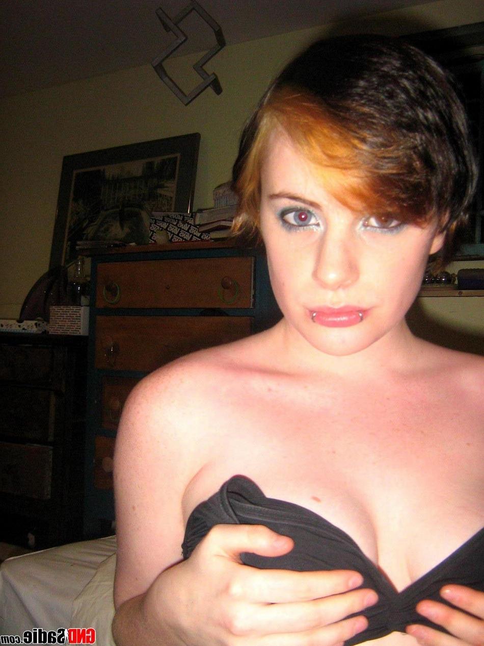 16P Alt punk girl Sadie boob tease
