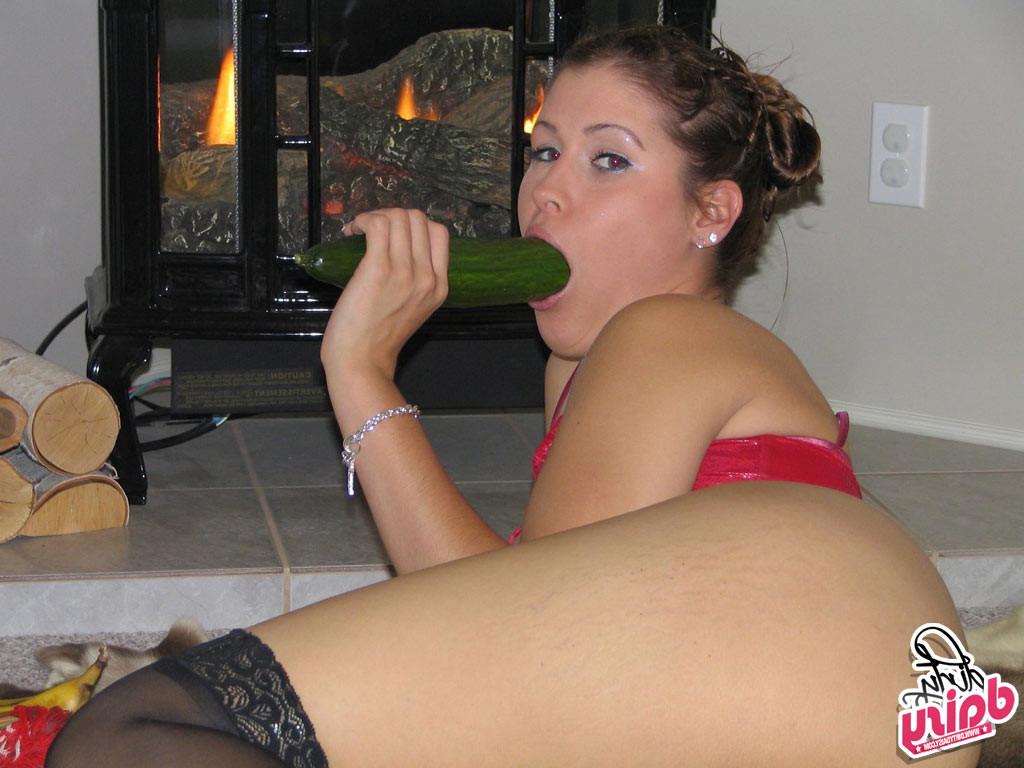 15P This amateur housewife toys her pussy with veggies