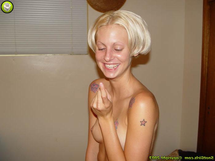 16P blonde girl picks nose