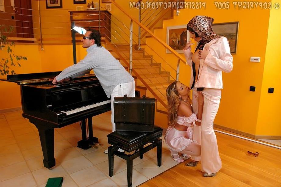19P A blind guy pisses on two glamorous ladies and vice versa