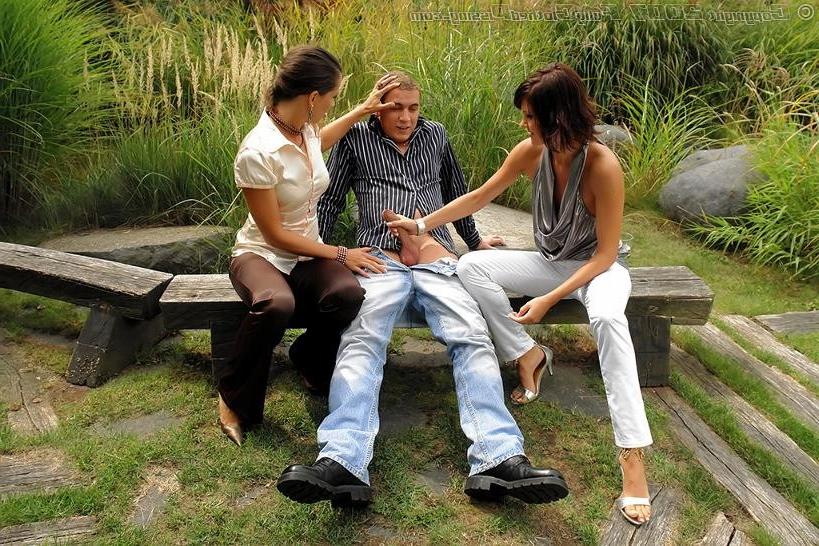 19P Sizzling hot outdoor threesome ends with steamy pissing fun