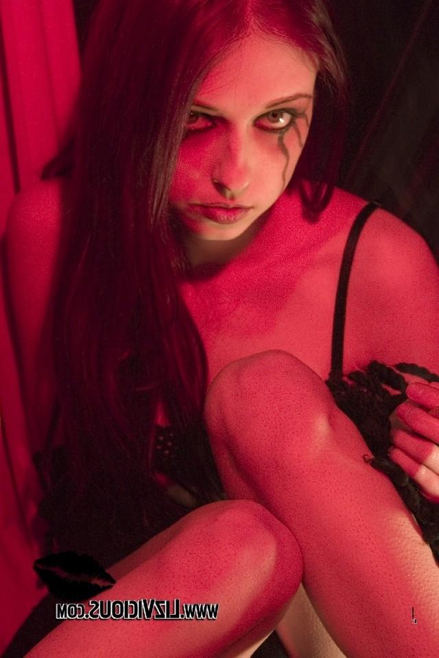 15P hot goth teen Liz Vicious