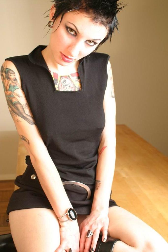 16P Impressive collection of piercings and tattoos on hot goth chick