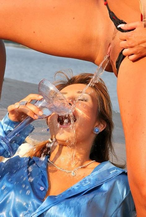 16P kinky bitches drinking piss in the great outdoors