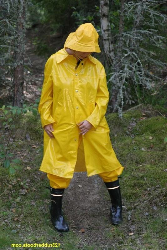20P Sexy girl with rubber boots and yellow rainwear