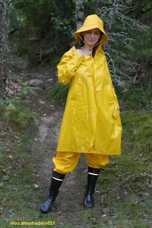 20P Sexy girl with rubber boots and yellow rainwear