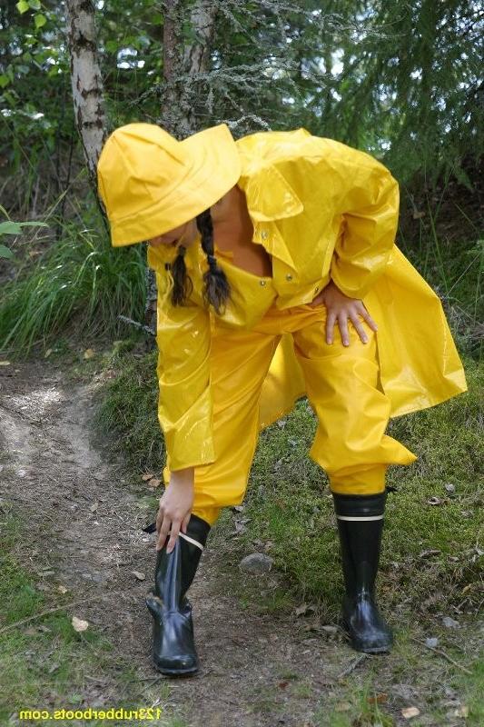 20P Sexy girl with rubber boots and yellow rainwear