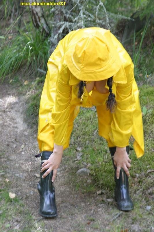 20P Sexy girl with rubber boots and yellow rainwear