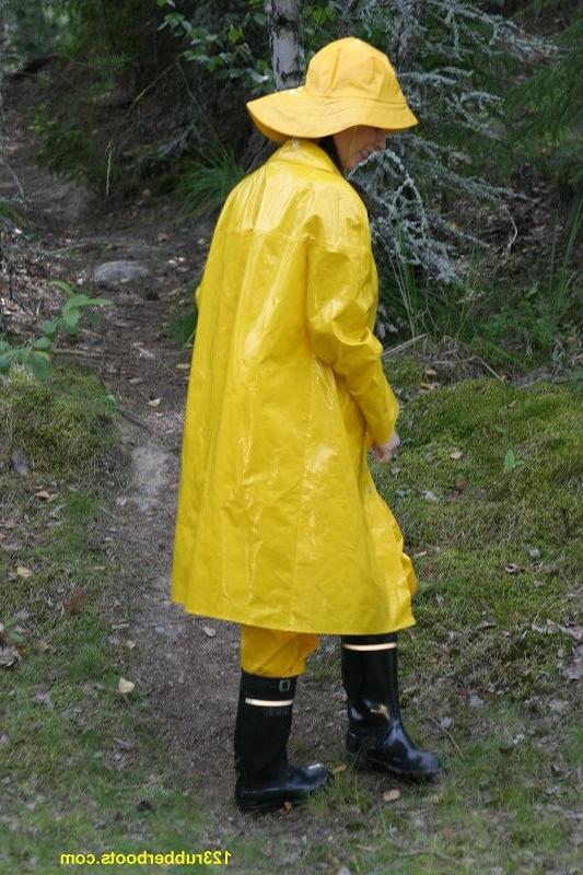 20P Sexy girl with rubber boots and yellow rainwear