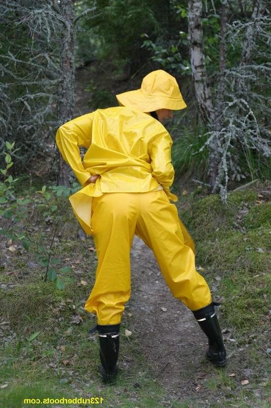 20P Sexy girl with rubber boots and yellow rainwear