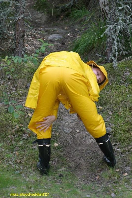 20P Sexy girl with rubber boots and yellow rainwear