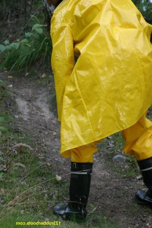 20P Sexy girl with rubber boots and yellow rainwear