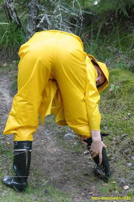 20P Sexy girl with rubber boots and yellow rainwear