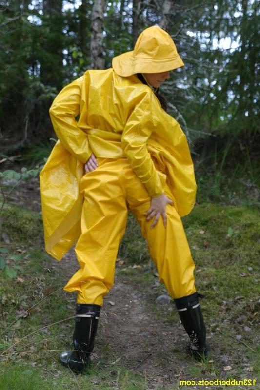 20P Sexy girl with rubber boots and yellow rainwear