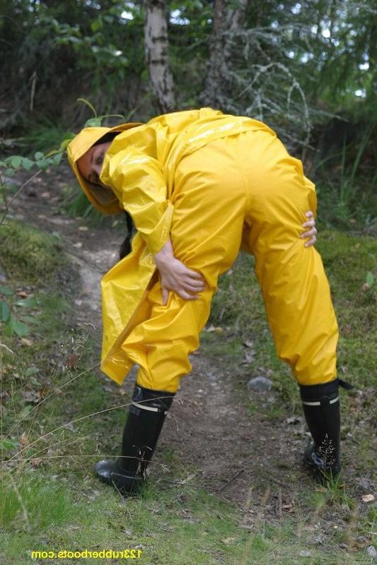 20P Sexy girl with rubber boots and yellow rainwear